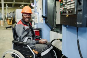 Métiers dangereux : travailleur en fauteuil roulant opérant une machine en usine